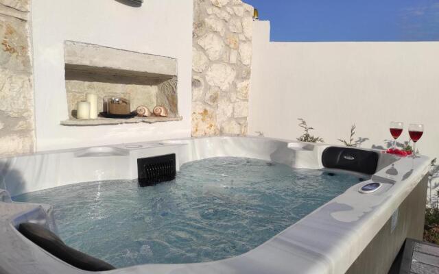 Villa Estia - private jacuzzi next to the beach