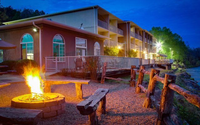 Best Western Plus River Escape Inn & Suites