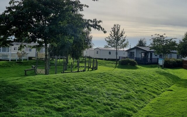 Immaculate 8-bed Cabin in Tattershall Lake