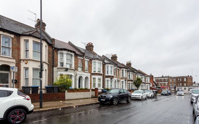 Stylish Manor Park Nest - AWX