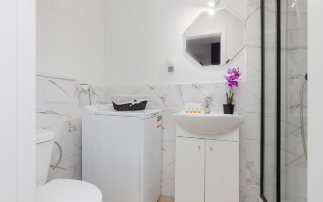 White Studio in City Center by Renters