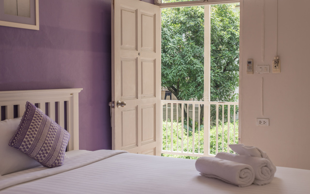 Feung Nakorn Balcony Rooms and Cafe
