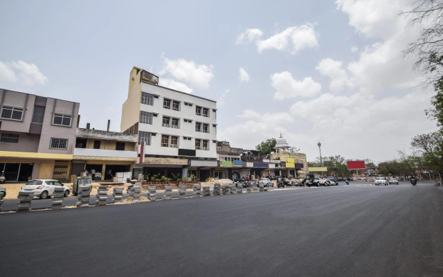 OYO 15212 Hotel Seema