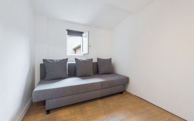 Cosy Duplex Overlooking the "rue de la Loge"!