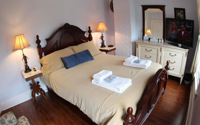 Toronto Garden Inn Bed and Breakfast