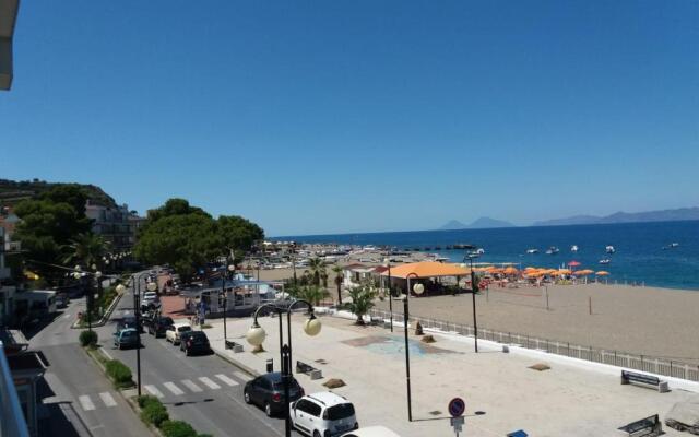 Affacciati sulle Eolie Appartamenti sul Lungomare Patti Marina