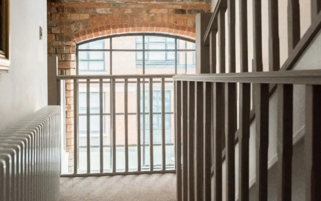 The Warehouse Loft - Trendy Converted Warehouse 3bdr