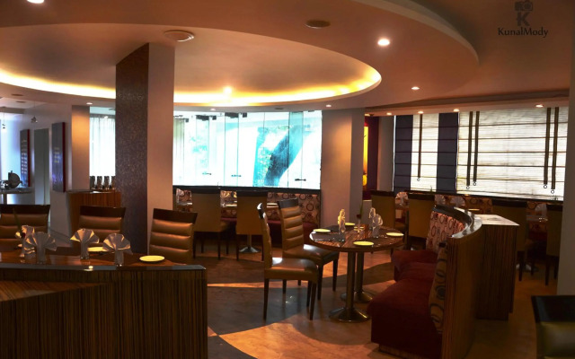 OYO Premium Deccan Apte Road