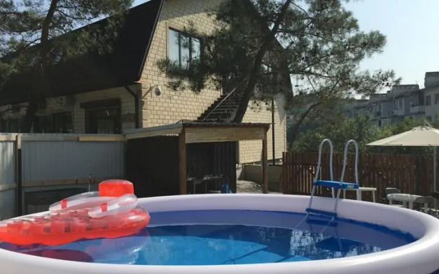 Guest house on pereulok Pionerskiy 4V