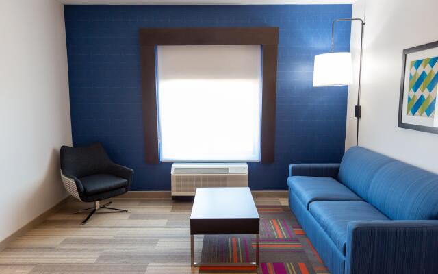 Holiday Inn Express & Suites Kingfisher by IHG