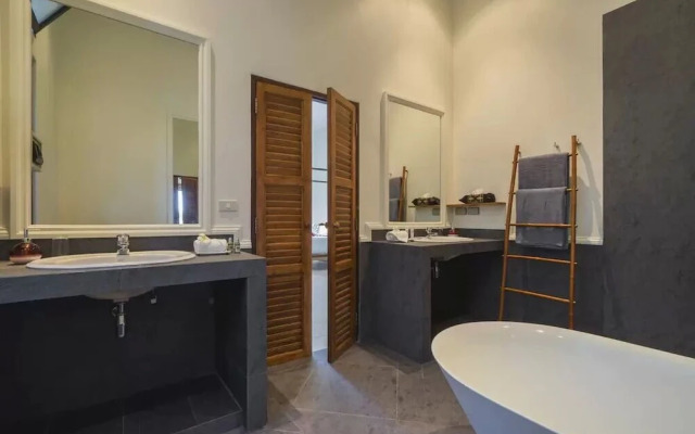 Luxury Private Beachfront Haileng Villa