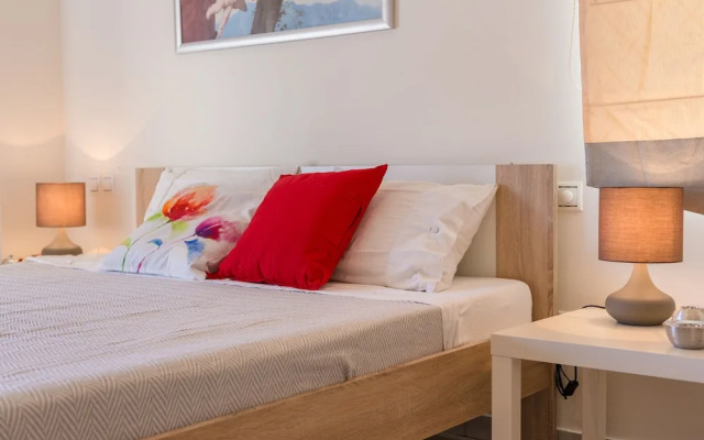 Bright & Spacious two-floor Family Garden Home