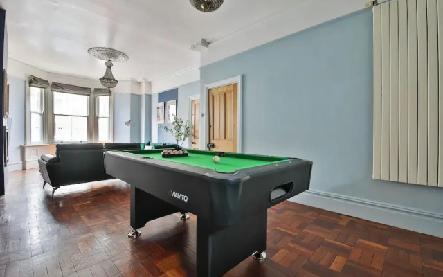 4 Bed House with Pool Table & Parking