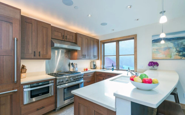 Meribel Penthouse - Luxury Condominium with Penthouse Views, Heart of Downtown Telluride, Hot Tub