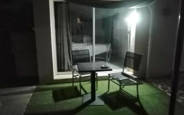 Studio et piscine au sel