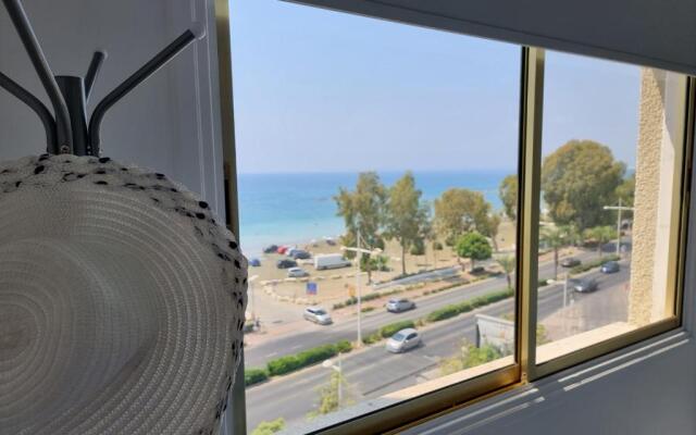 Super Modern Beachfront 1 bedroom - sleeps 4