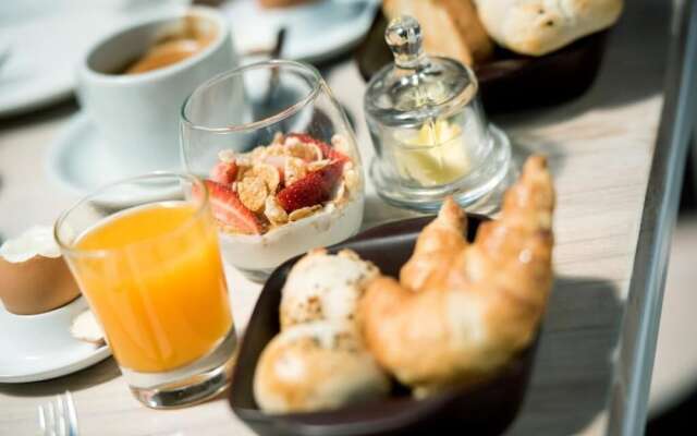 Postales by DOT Boutique