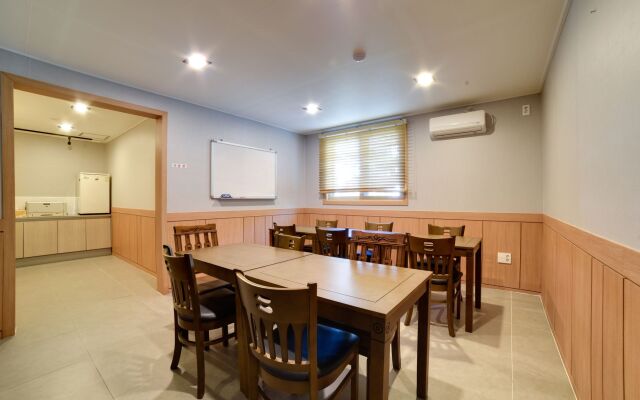 Gyeongpodae The Hotel Business