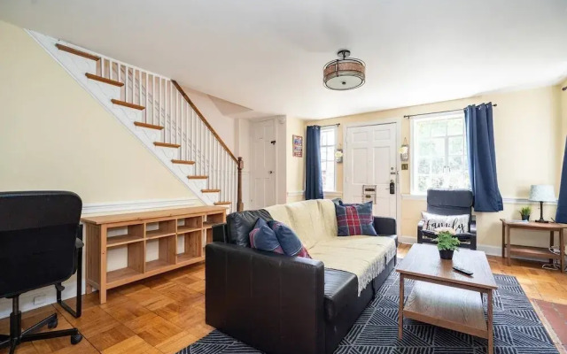 Spacious 4BR CozySuites in Old Town Alexandria