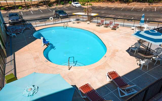 Quality Inn & Suites near Six Flags - Austell
