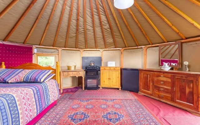 Roundhouse Yurt, Stunning Views, Totnes Dartmouth