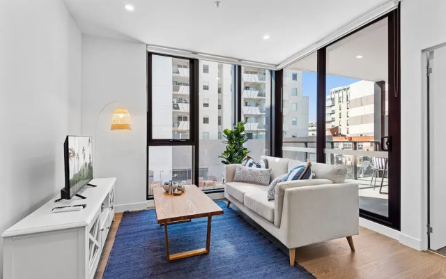 Elegant 1-bed by Shops With Rooftop Swimming Pool