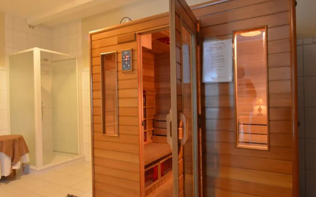 Villa with Sauna near Golf Course