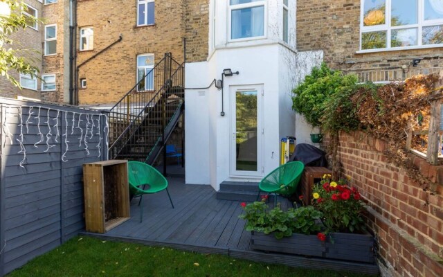 Stylish 2 Bedroom Flat With Large Private Garden