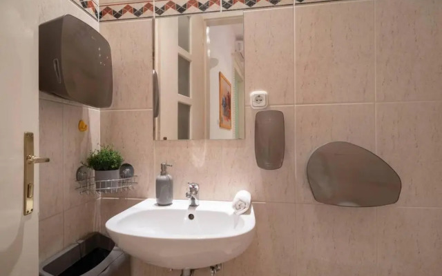 BEST located, 150 m2 5 bedrooms apt.,