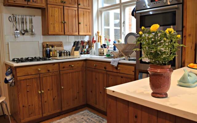3 Bedroom Clapham Home With Patio