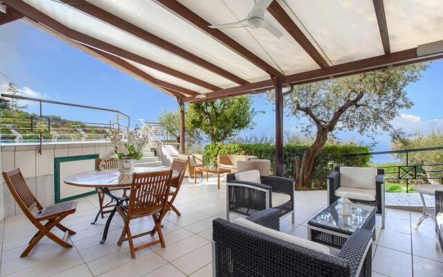 Luxury villa with marvellous terrace overlooking the sea-VILLA LILIANA