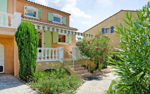 Terraced House in Vidauban With Water Slides