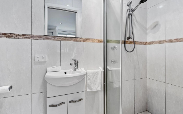 Central Armidale 2-Bedroom Apartment