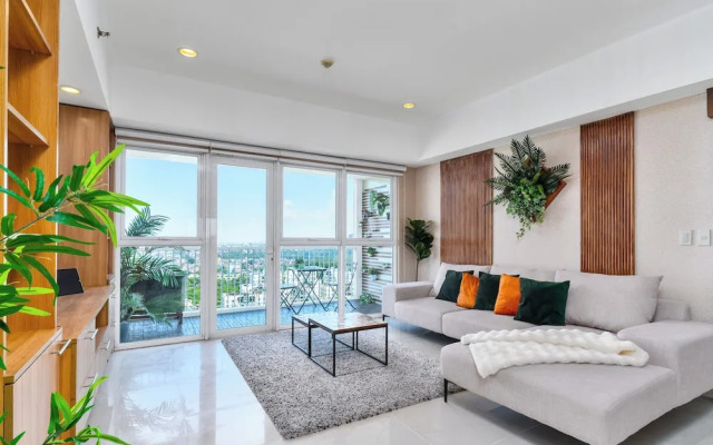 Luxe Suite With 180 Stunning City Views