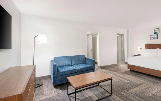 Radisson Hotel & Suites