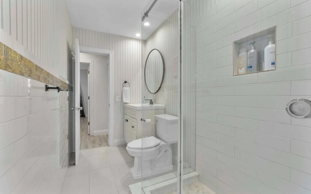 Coastal Retreat Stylish 4 BDR w/ Private Pool!