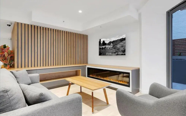 Premium 2BR CBD Apartment With River View Balcony