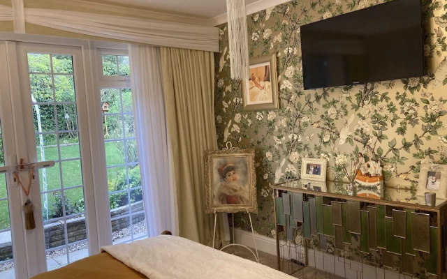 Stunning 2 Bed Bungalow in Liverpool Leafy Suburb