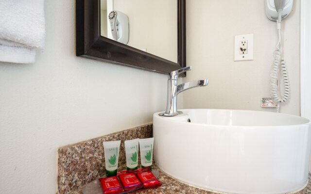 Solaire Inn & Suites