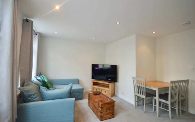 Lovely Modern Flat with Parking Near Airbus, Uwe, MOD