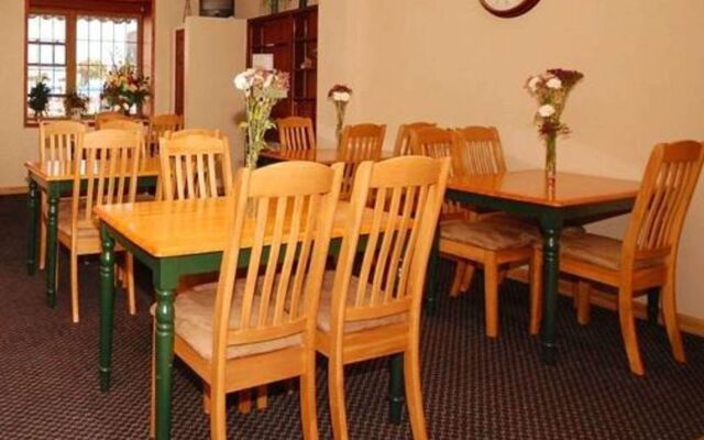 Econo Lodge Inn & Suites