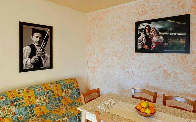 Apartment in Cannegione with communal terrace