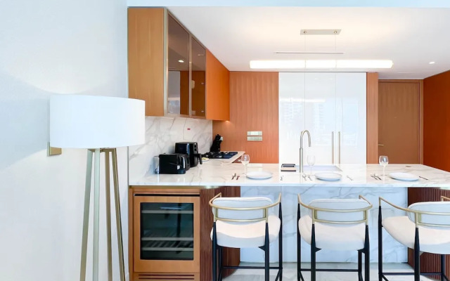 Luxury Beachfront 1BR on Palm Jumeirah & Balcony