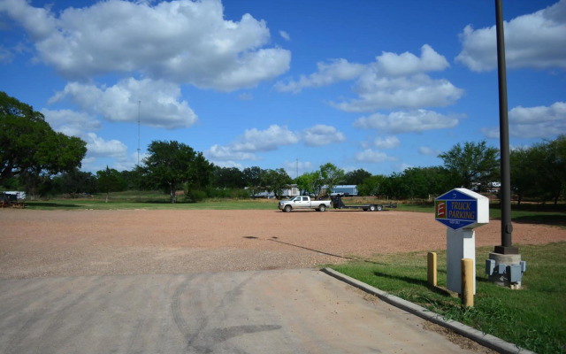 Hotel O Executive Inn & Suites Cuero Hwy 87