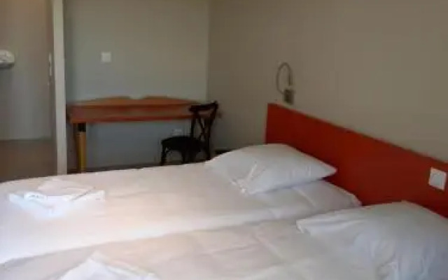 Logis Hôtel Et Restaurant La Croix De Mille