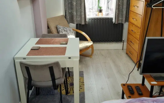 1 Bedroom Annex - 2 Mins From Train Station