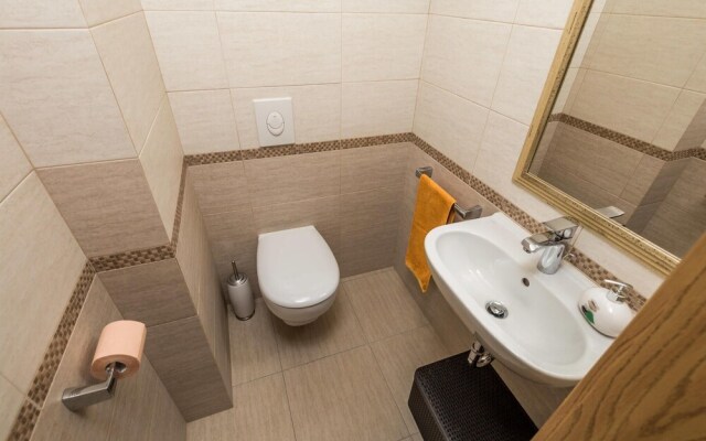 Stunning Home in Ika With 4 Bedrooms and Wifi