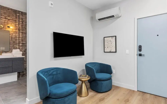 BlueJay Hotel