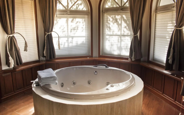 La Esmeralda en el Encanto Hotel Petit