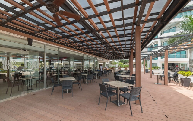 Deluxe Condo W Amenities & Beach